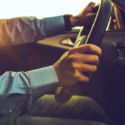 Verletzt ans Steuer Darf man mit Rippenbruch Autofahren