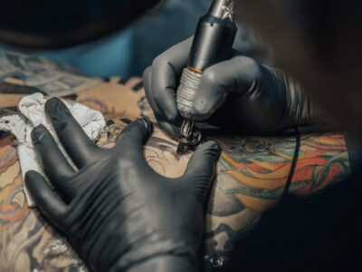 Tattoos am Oberarm Mann